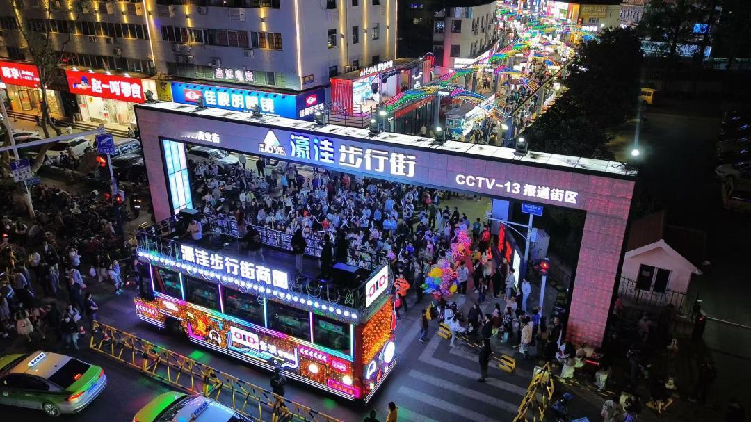 晒图笔记大赛近日，青岛市西海岸新区濠洼步行街为大家准备了塔式火炉和仿真篝火，成为