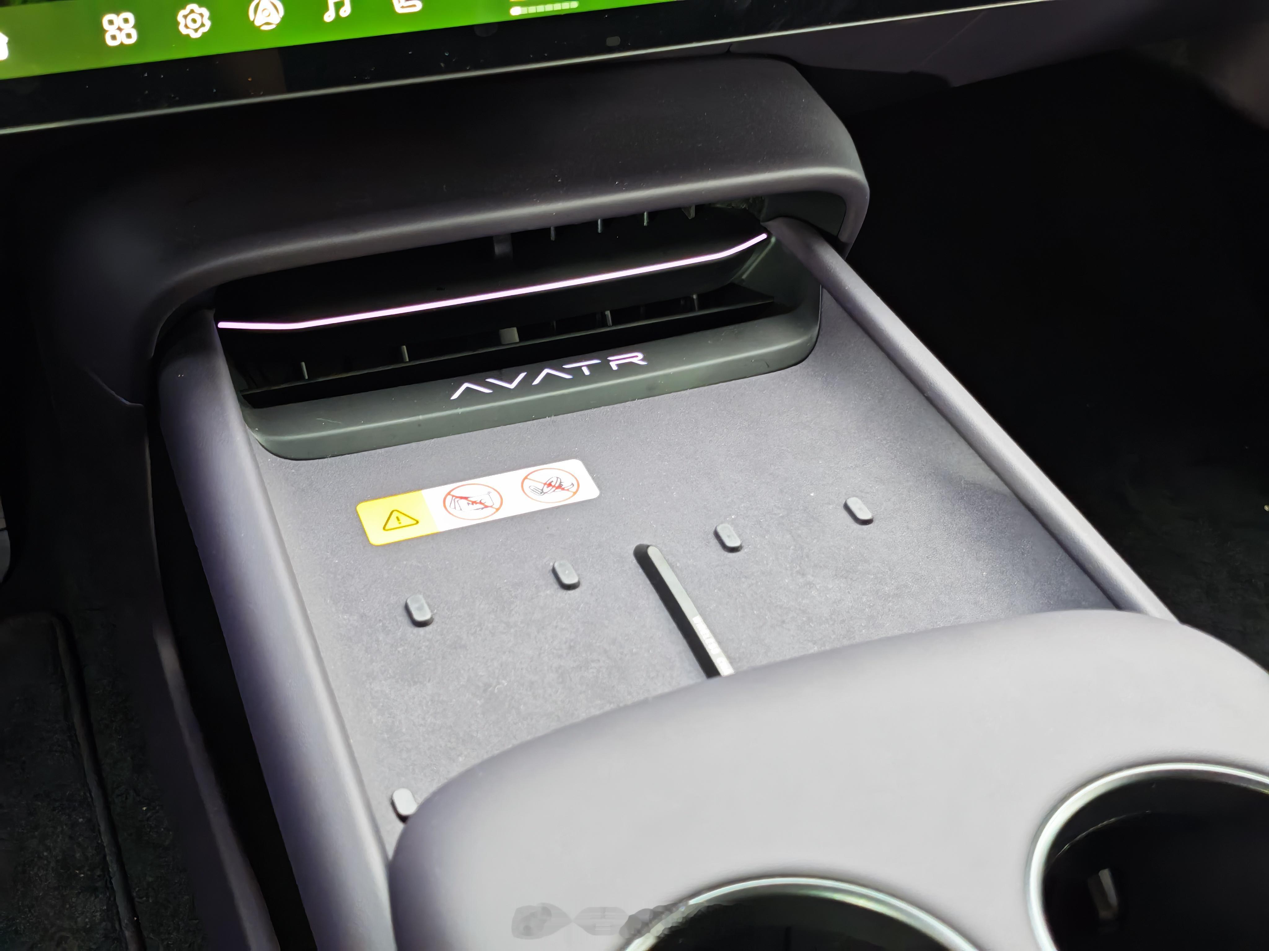 有没有哪个产品经理能把手机无线充放在左边，门上或者左边哪个地方都好不然真没法充电