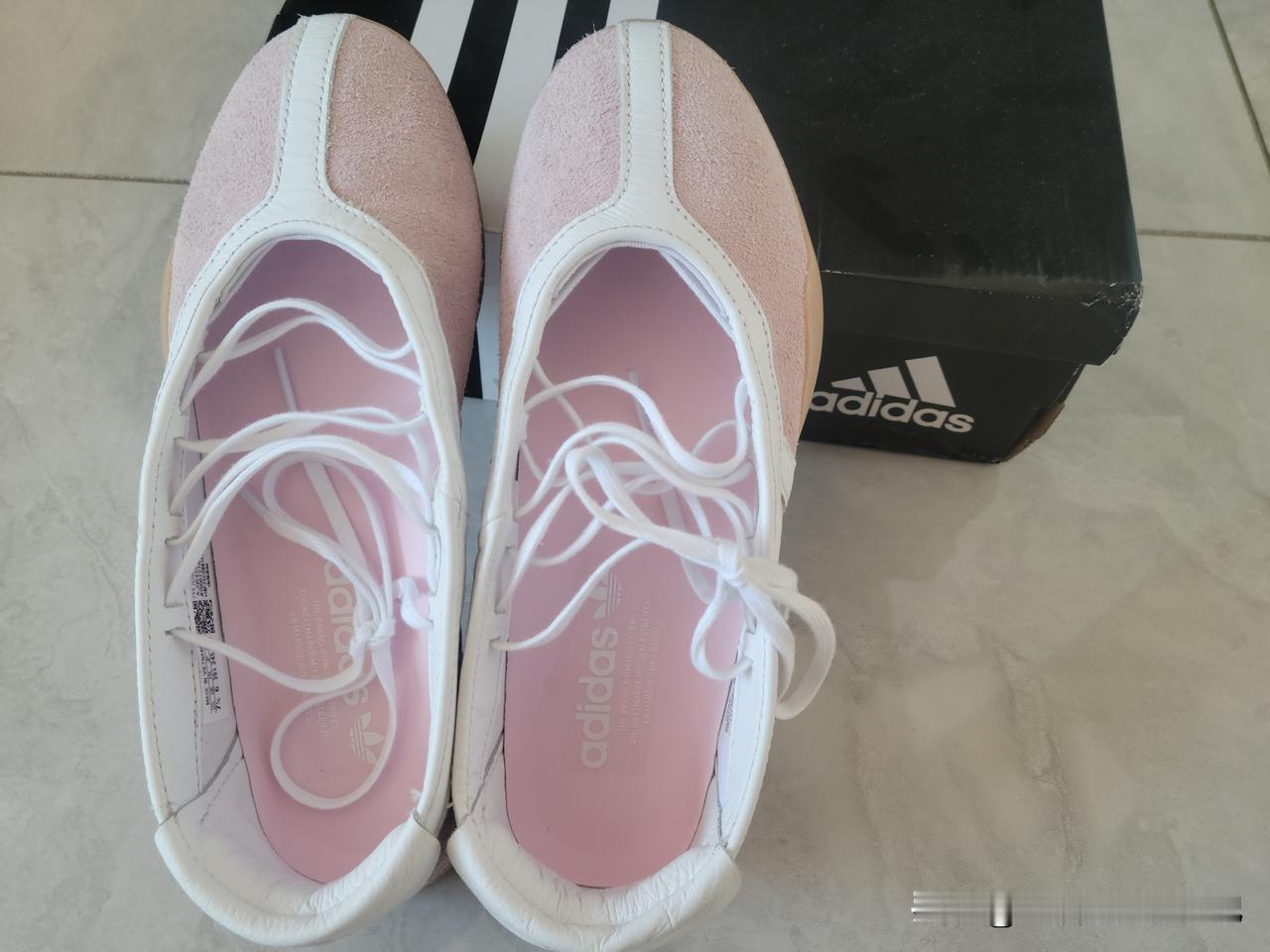 昨天去早市，竟然碰到有卖黑色皮鞋鞋油的，十块钱两盒，我马上买了两盒。

如今女人