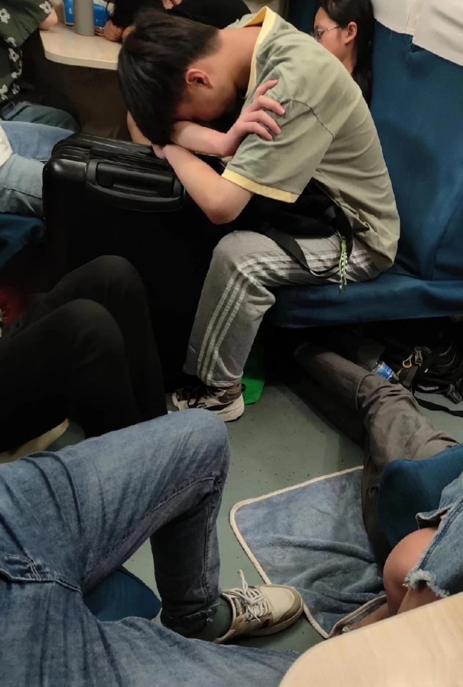一位阿里前女员工坐绿皮车，拍下一张图片并配文说:“如果你没有亲自坐过这种火车，就