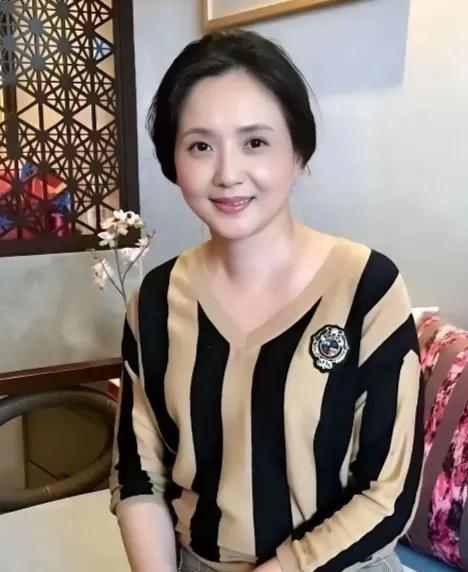 她温婉贤淑，美丽动人，气质非凡，风韵犹存，看着非常舒服，不愧是江南第一美女。你知