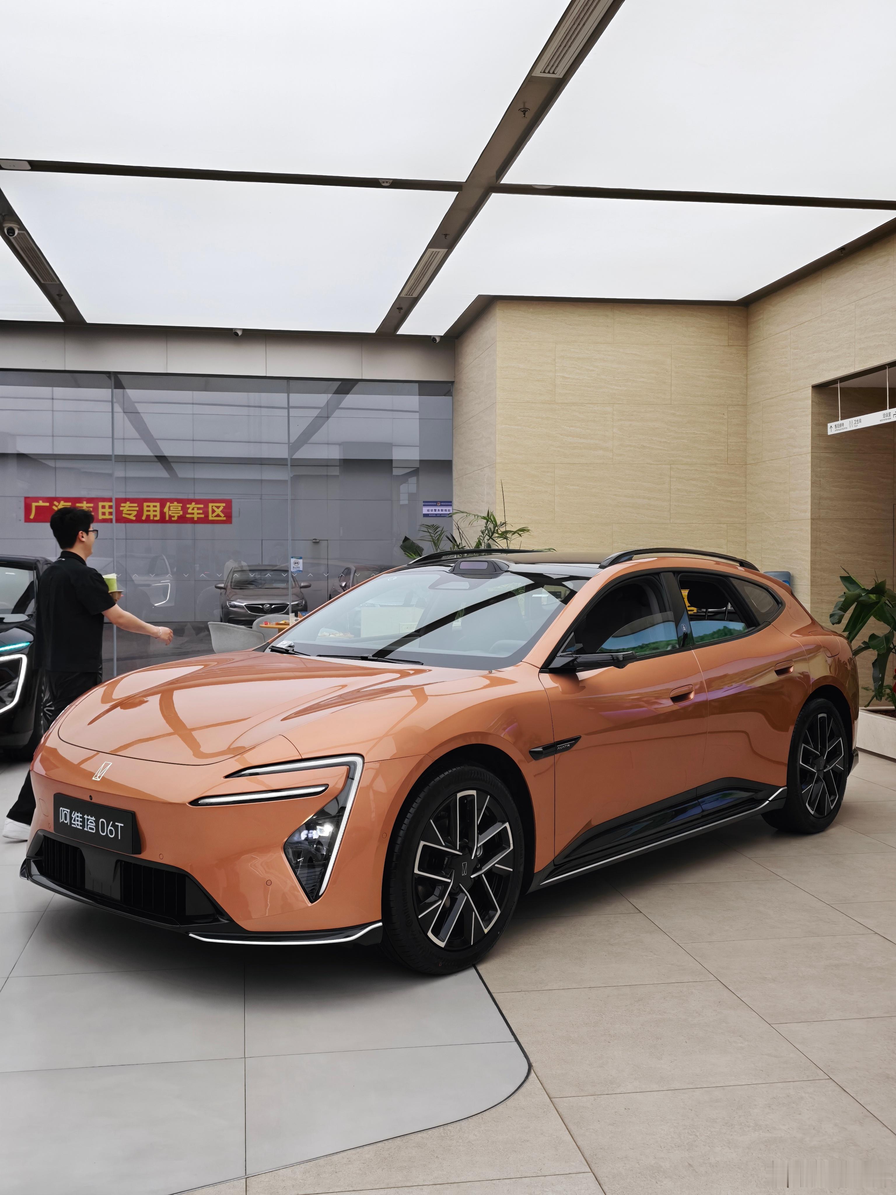 简要驾驶06T。周末的傍晚，试驾的客户极多且都是来看06T的，在我的前面有3个客