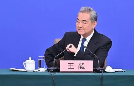 民进党还在做“台独”梦？王毅直接把话挑明：国际上台湾只能叫中国台湾省！实力面前，