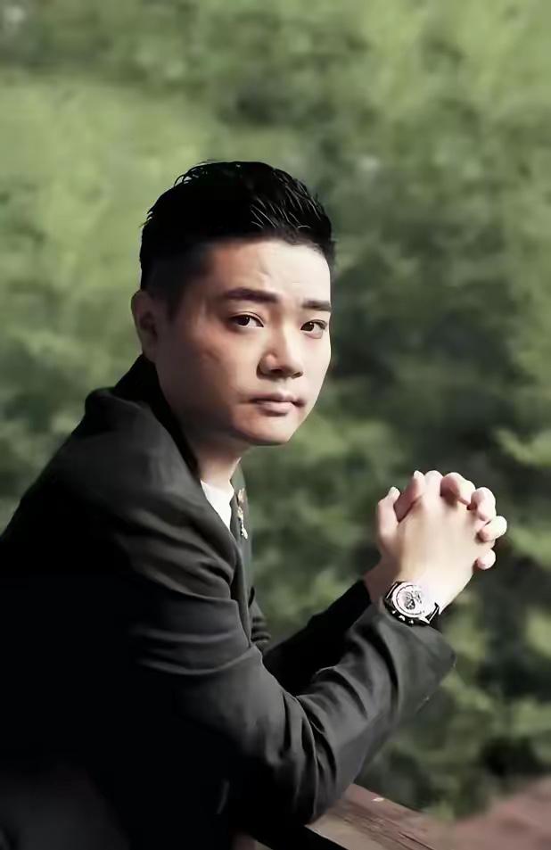我一直以为身价过亿的丁俊晖，在英国就是住豪宅、玩投资。结果朋友扒出，他竟在谢菲尔