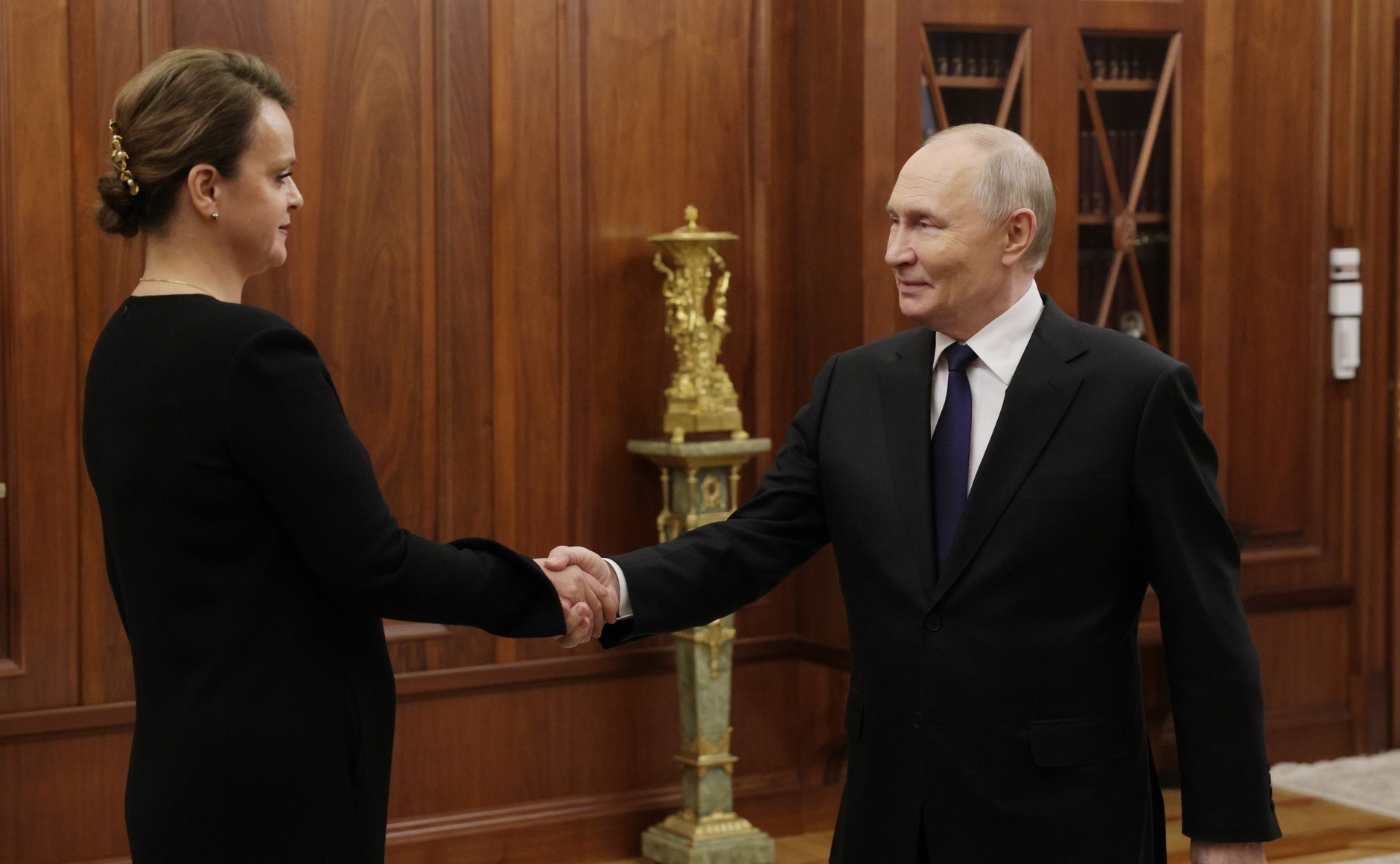 瓦洛佳小朋友  会见国防部副部长安娜·齐维列娃弗拉基米尔·普京与国防部国务秘书-