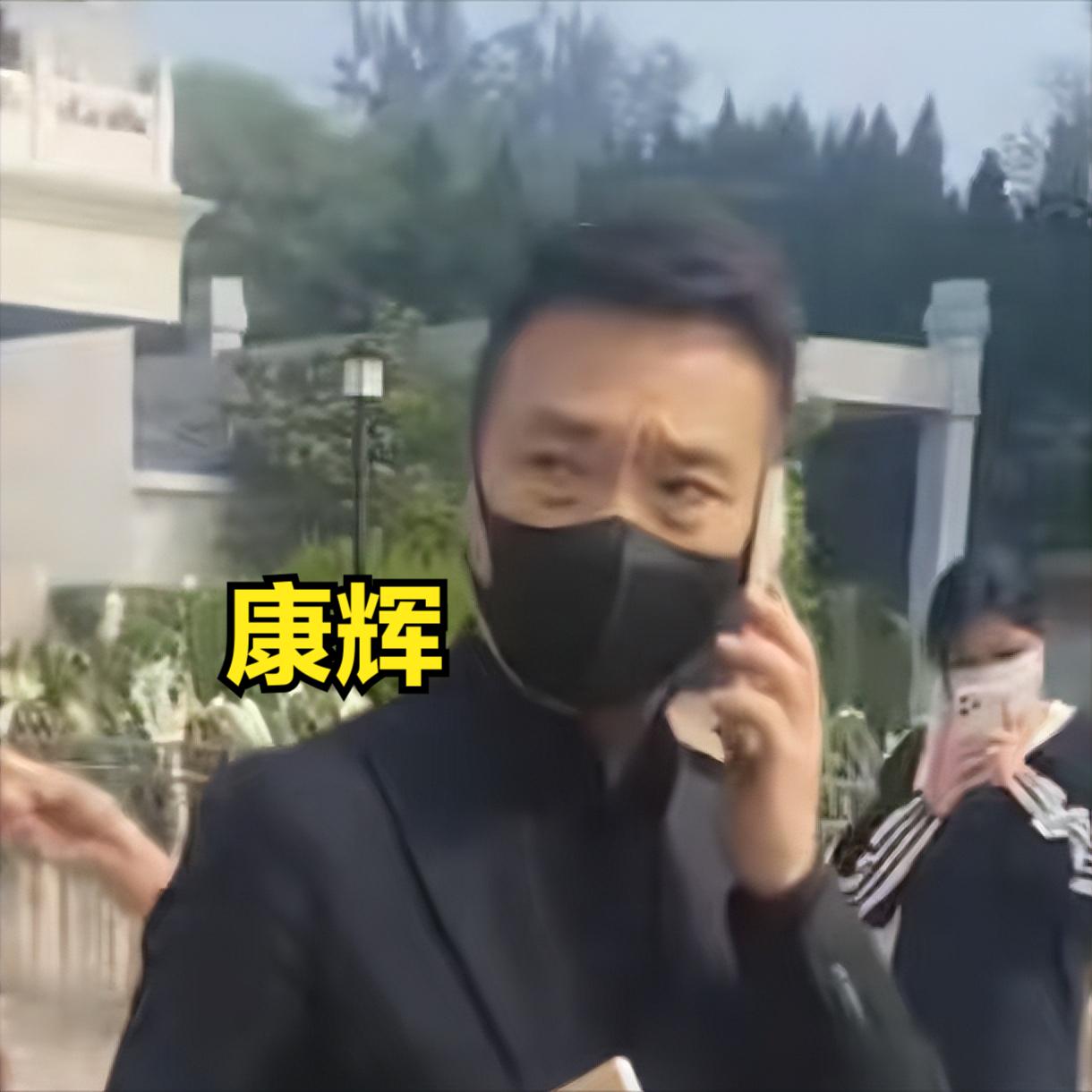 敬一丹告别现场，许多央视同事都来了。康辉、张宏民，王宁、金龟子（刘纯燕）夫妇。李