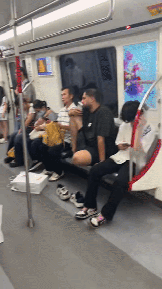 一名外国男子竟然在地铁上当众脱鞋脱袜？
这素质也真是没谁了！