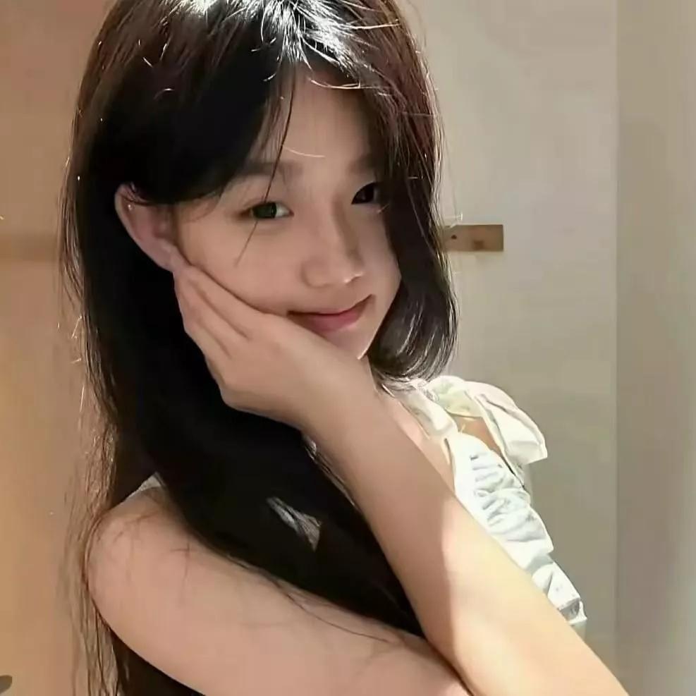 阳光下的少女，温柔微笑，暖意满满少女感笑容 少女感微笑女孩 少女的笑容 美少女的