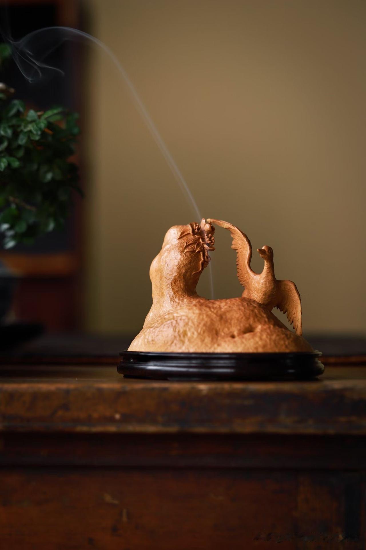 一只灵鹅，一方奇石，把山林间的闲趣收进了小小香炉之中。

黄杨木质地细润，鹅儿曲