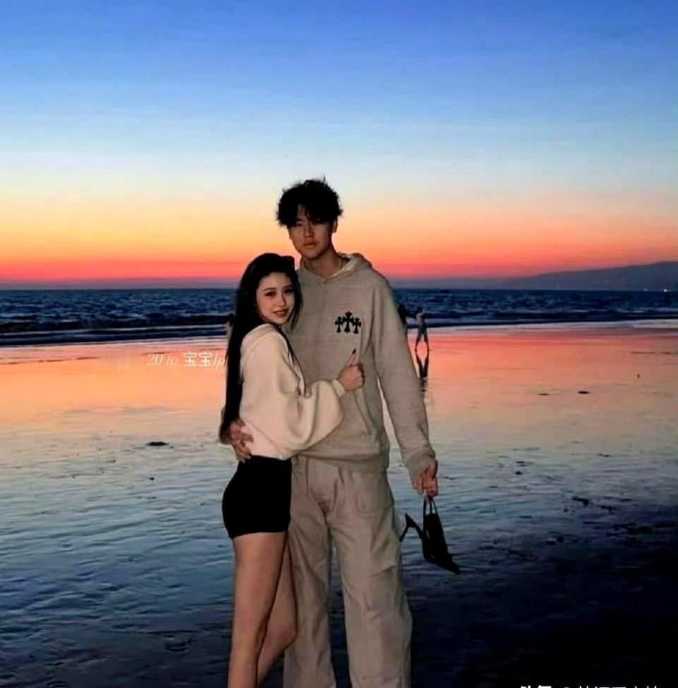 汪峰要哭死了！
几个孩子里就大女儿小苹果没随他，偏偏继承了亲妈葛荟婕的美貌，现在