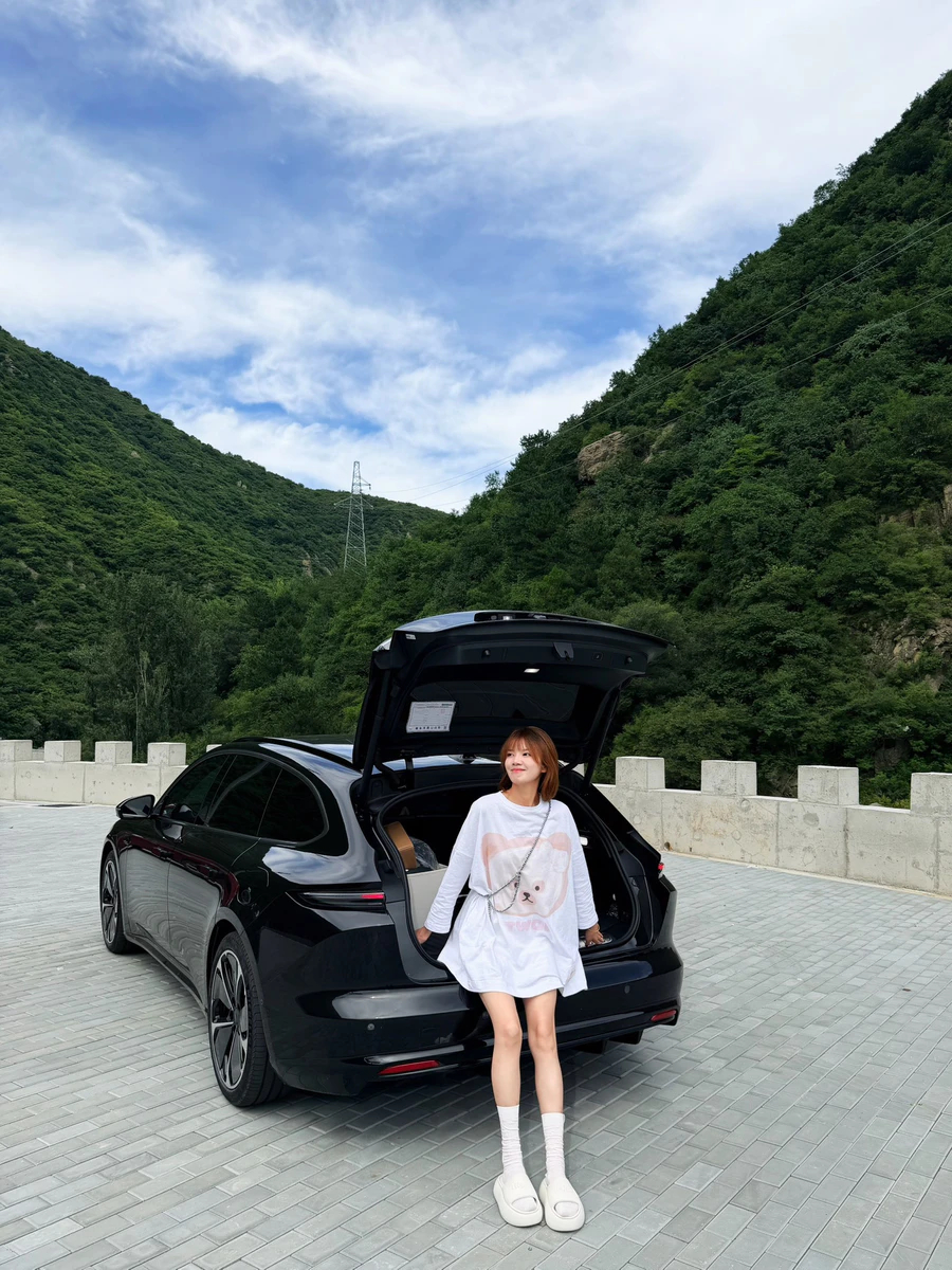 黑武士  第一站交给蜿蜒山路。驶离城市拥挤，沿着盘山公路缓缓向上。一个又一个连续