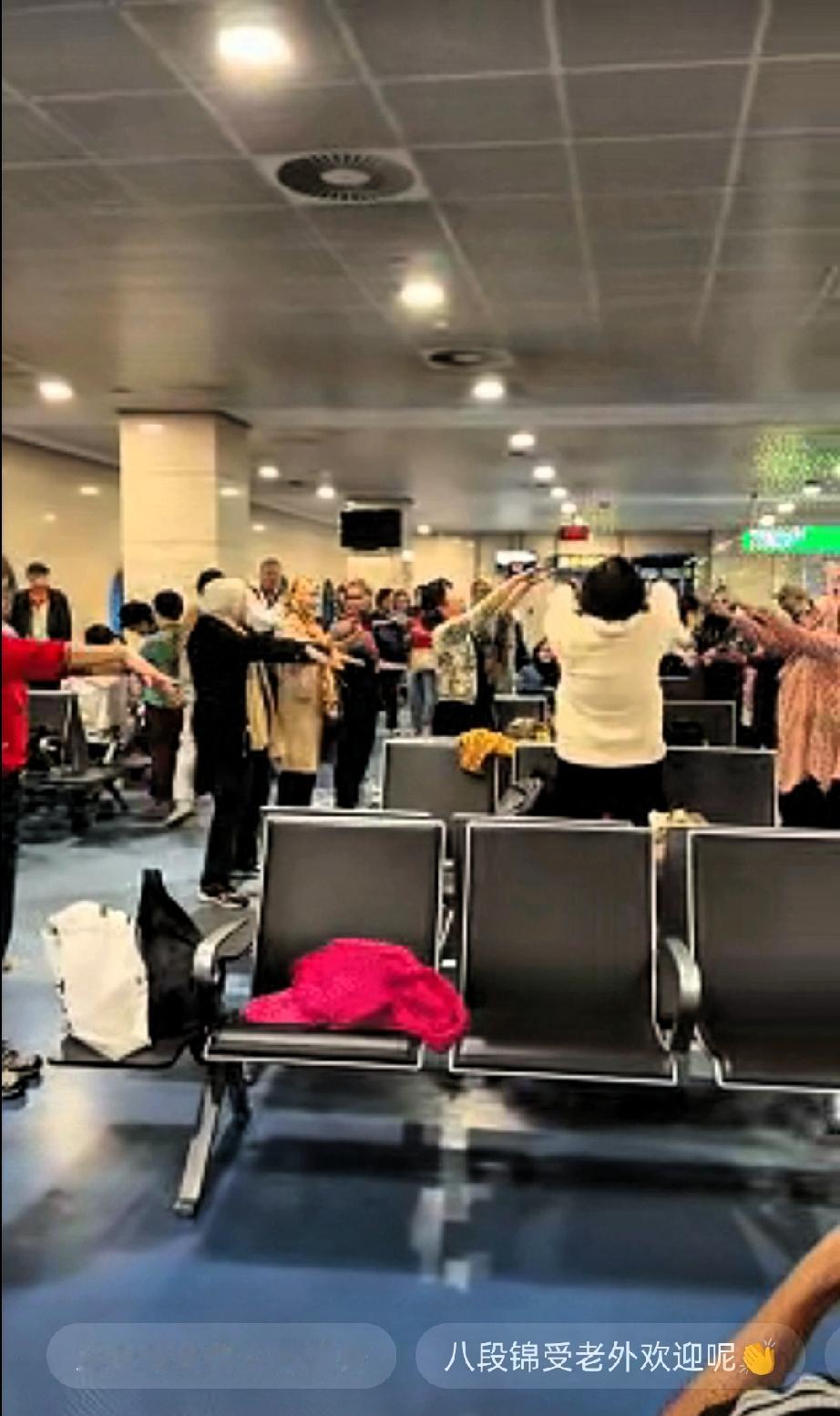 这就是中国文化的魅力！太给国人长脸！
 
谁能想到，飞机延误的平淡候机时光，竟成