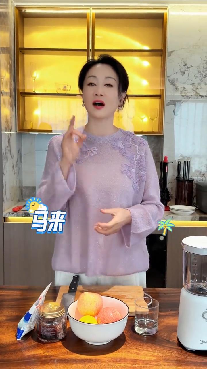 哈喽朋友们，最近我刷到了一个饮品叫马来西亚苹果汁，说很适合春天，可以清润生津，解