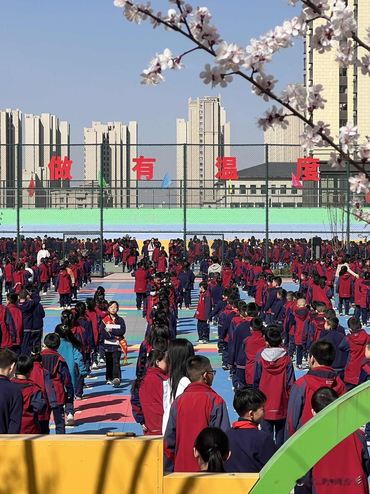 多少年过去了，早已记不清这样的情景。恍惚间，人生仿佛又回到了那个年代。童真可爱的