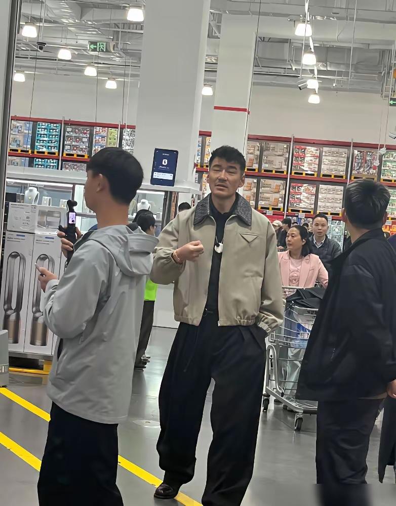 我们每次看到的胡兵平时痞帅痞帅的，而且也显得很年轻，其实这是他舞台的装造。

近