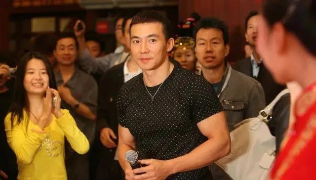 近日，有网友在社交媒体发文称，自己在广西南宁一家网红米粉店排队半小时后，遭遇刘畊