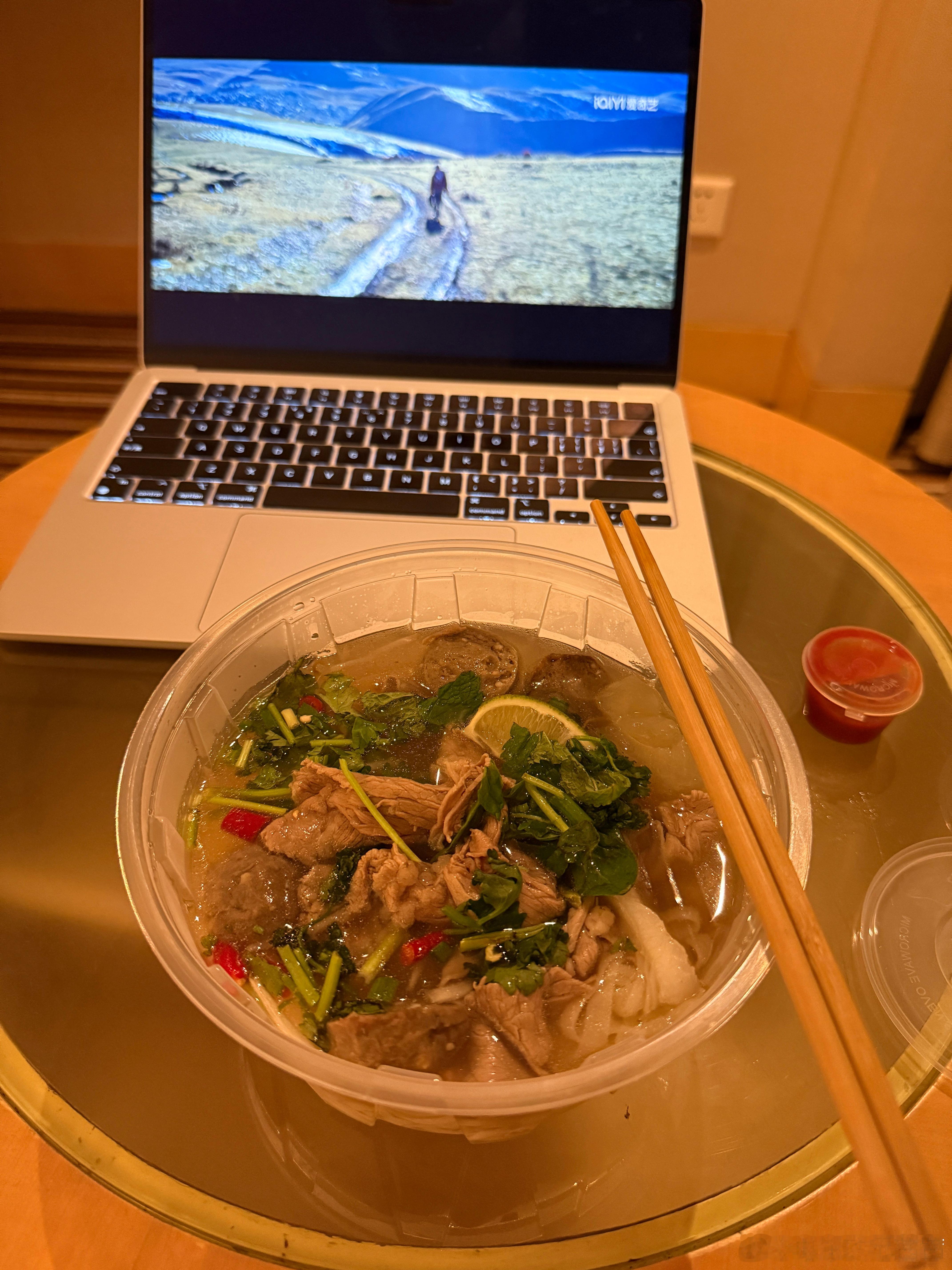 终于是吃上今天的晚饭了[无聊][污]嘻嘻，好吃欧尼茜茜  ​​​