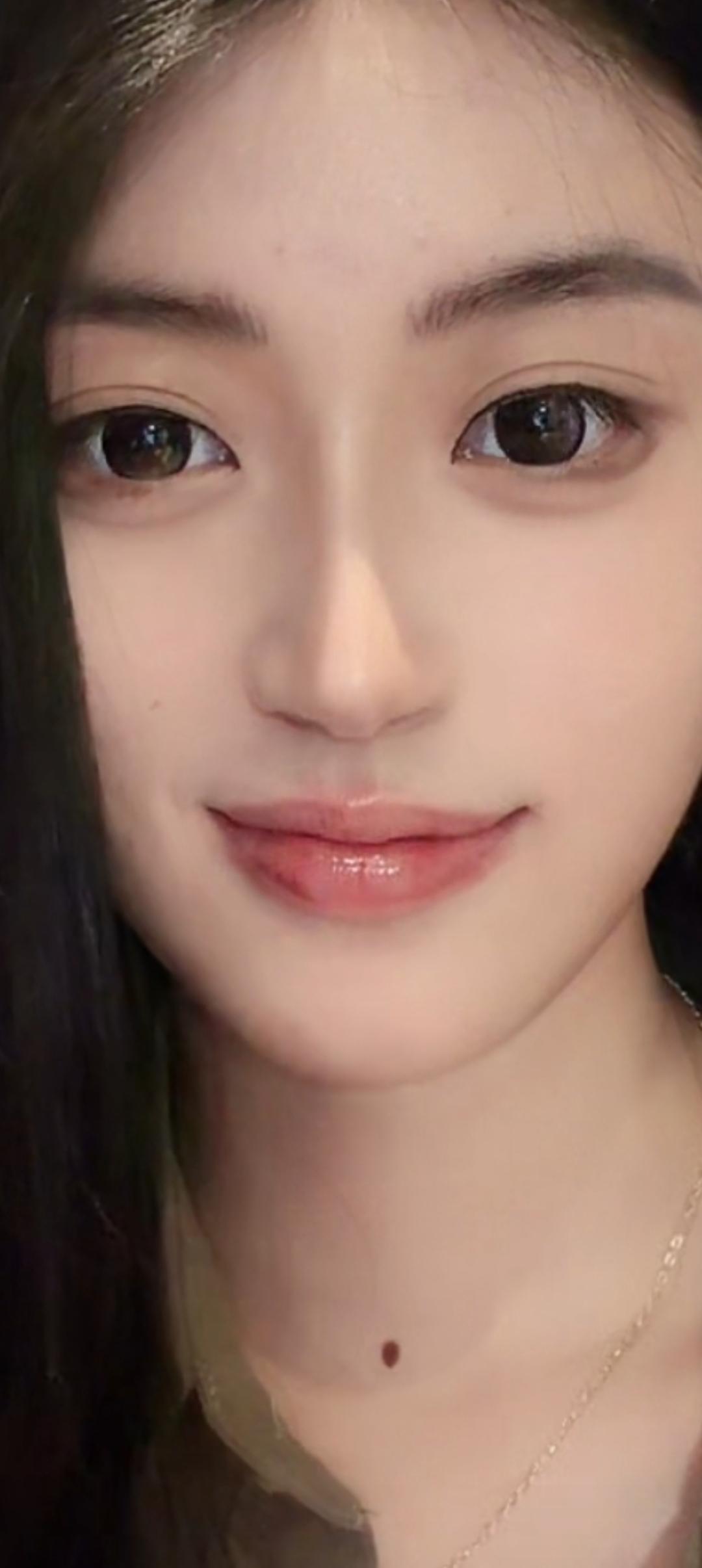 这个女孩看着镜头微笑。