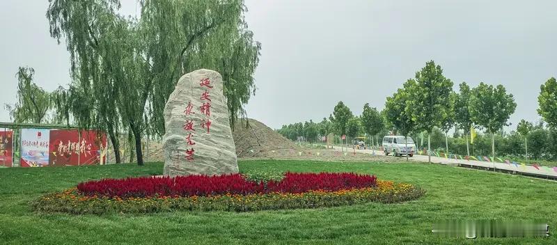 七绝  雄安一日游（五）纵横远程
文/李灵秀

雄安地阔盖三城，道路交通纵远程。