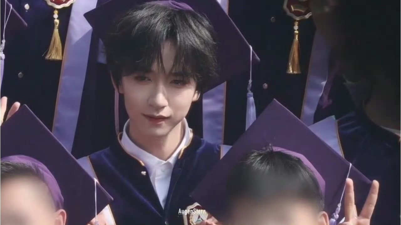 贺峻霖今天拍毕业照贺峻霖中传学士服毕业照 贺峻霖今天在中船拍毕业照了耶，是新鲜的