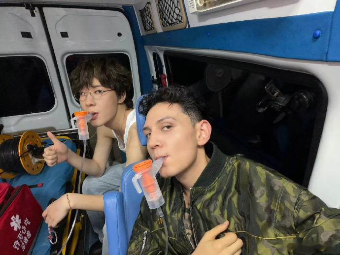 艾热和早安紧急接受医疗中！在做雾化！现场录制强度还是太大了！艾热早安没吃饱说唱巅