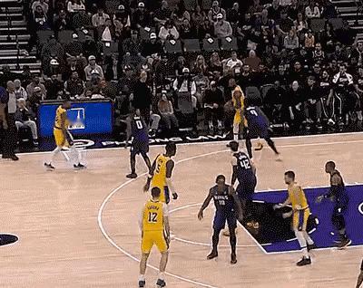 詹姆斯这个传球很漂亮，直接助攻对手快攻！[打脸]