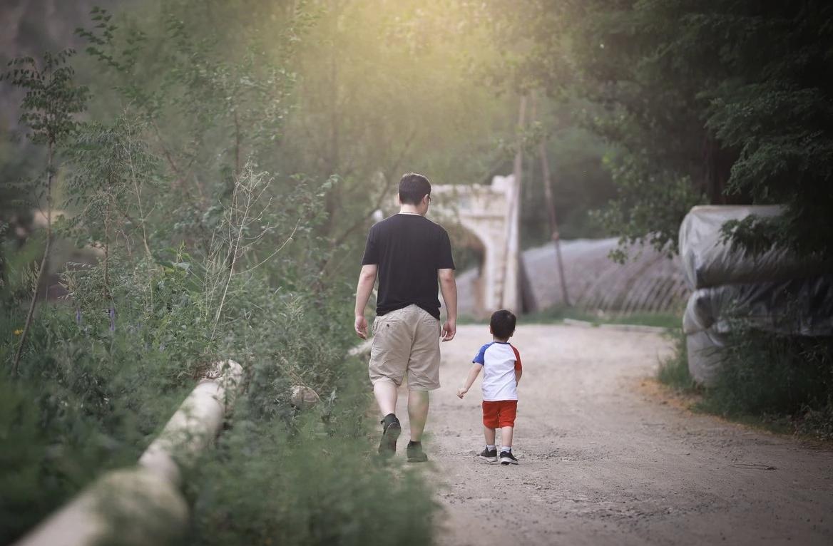 人到了中年，
蕞大的遗憾，
是读懂父亲的时候，
他已经不在原地等你了。
 
我们