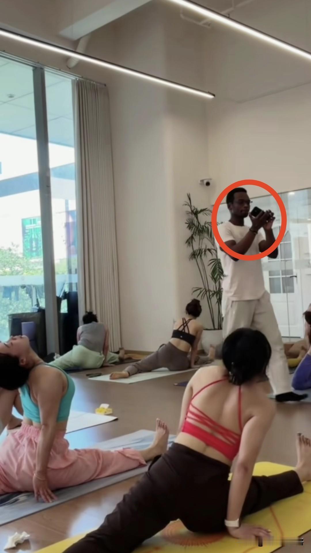 以前还是偷拍，现在这些瑜伽老师拍的都这么明目张胆的，他们把拍下的视频传回国内，相