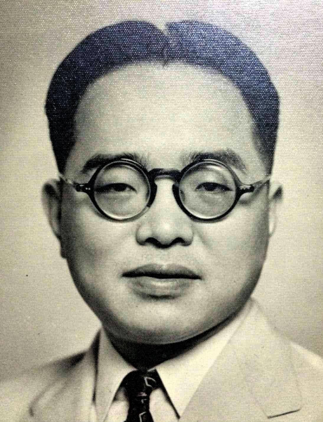徐铸成（1907—1991），江苏宜兴人，中国现代著名报人、新闻评论家，被誉为中