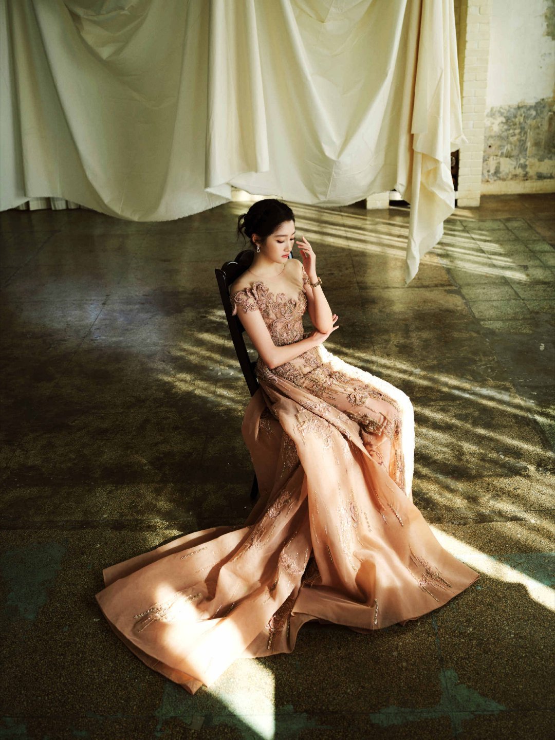 关晓彤玫瑰金薄纱礼服🌸筱婷来啦～关晓彤玫瑰金薄纱礼服 ​​​