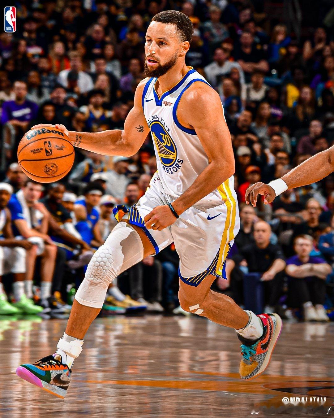 库里右膝酸痛，明日出战成疑😳此外，霍福德和梅尔顿也出战成疑。因被迫多出一个背靠