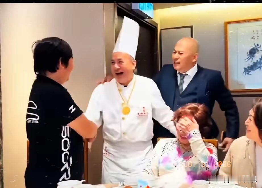 张雪这面子也太大了吧！本来只是空降香港，去自家门店看一看，结果一位现任、一位前立