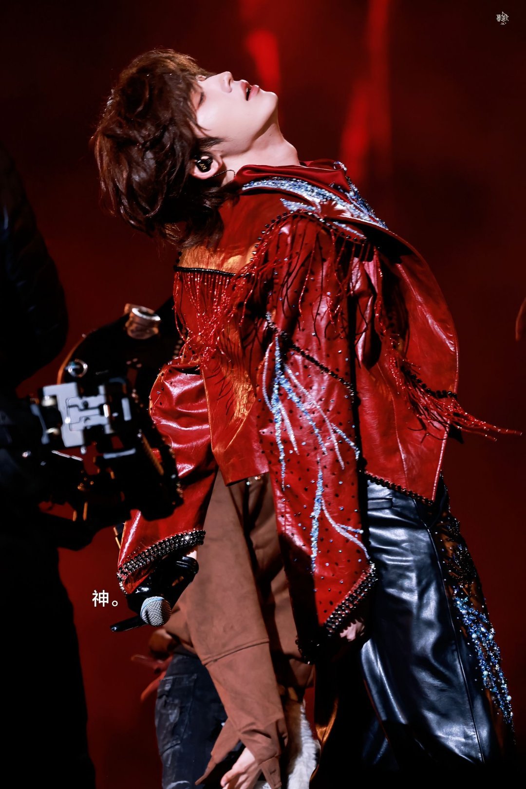 穿这么好看，跳这么骚，唱这么好听，表情管理这么好，宋亚轩你啥意思啊 