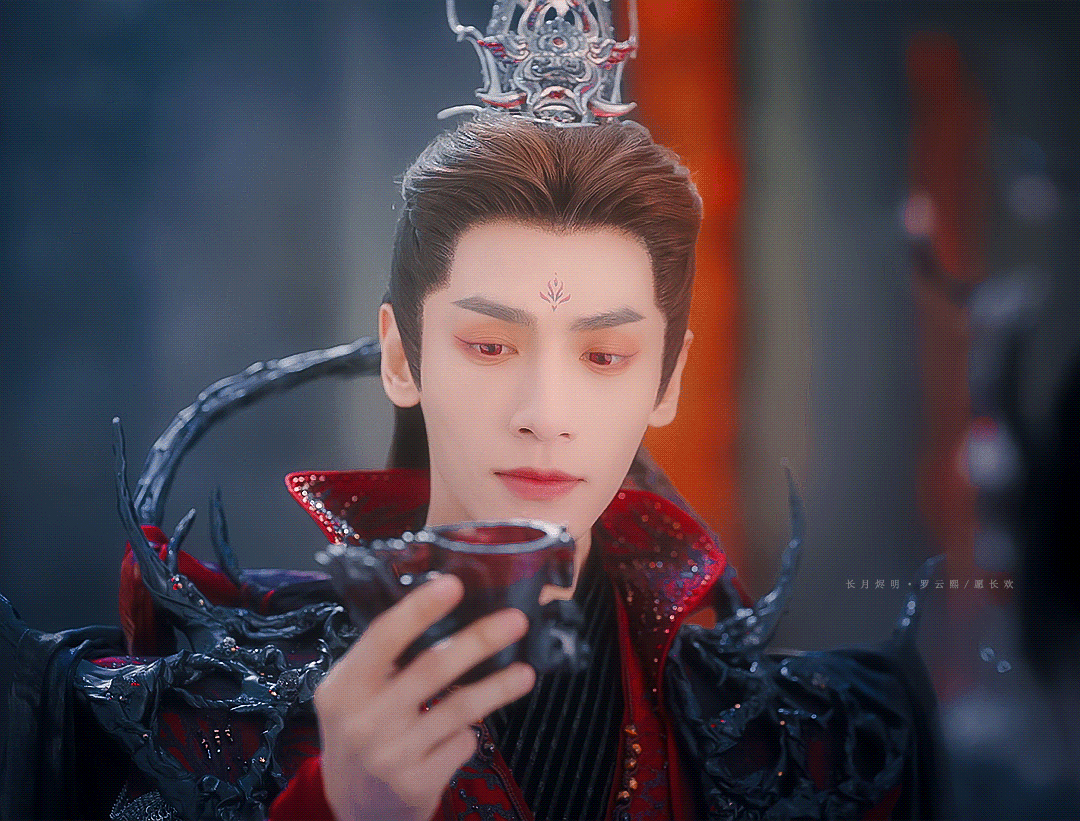长月烬明，冥夜和初魔是两个不同观念的碰撞，澹台烬在二者的神魔碰撞中应运而生，既顽