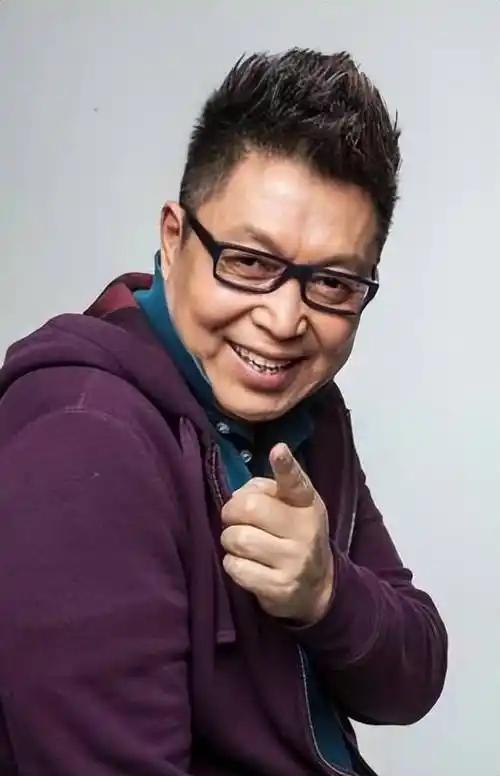谁能想到，王为念“晚年孤身一人”人设背后，竟是这般家庭美满！一张“三代同堂”合照