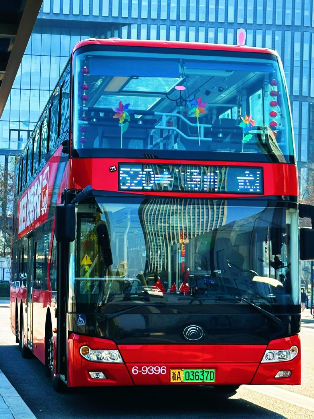 杭州惊现“5只大兔子”双层巴士‼超级火🔥