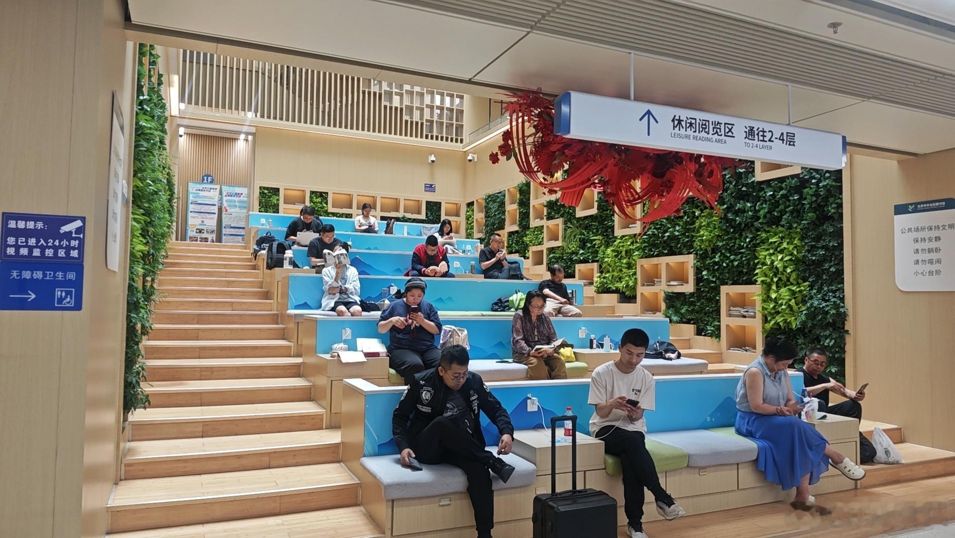 今天图书馆只有过道楼梯处可以坐了以后还是要早起啊…… 
