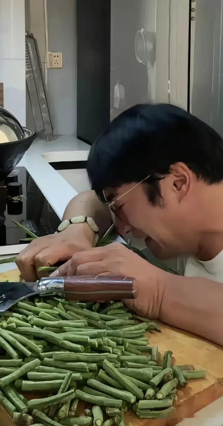 妻子去世一年多了，男子还没有从悲伤中走出来。正在厨房做饭的时候，看着客厅里默默学