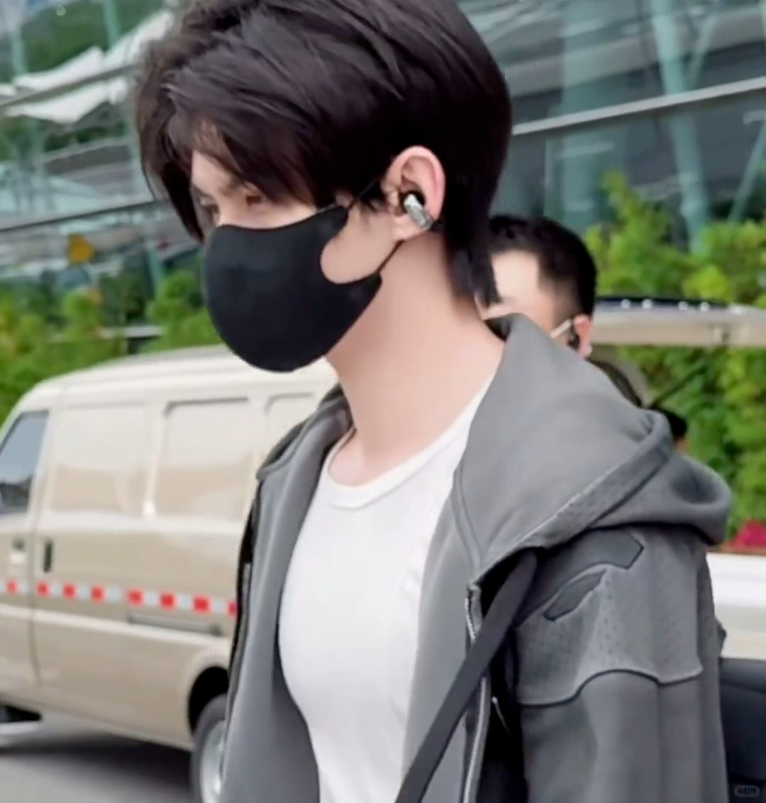 众所周知gjh 是大奶萌男 