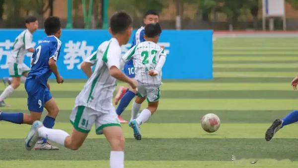 近日，南京一名12岁足球小球员点球绝杀后空翻庆祝的视频走红网络，瞬间刷屏各大平台