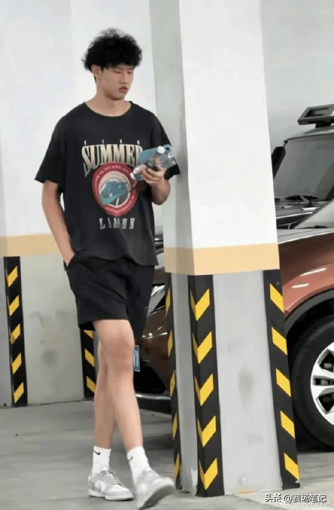 据知名篮球媒体人“球圈赵探长”等多方证实，广东宏远俱乐部已经为年轻锋线球员黄明依