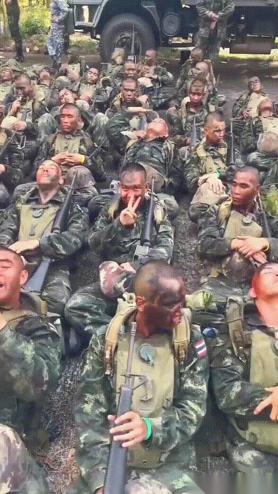 刷到这张图，瞬间就被定住了。
就这帮人，泰国特种兵。光头，一脸油彩混着泥，眼神跟