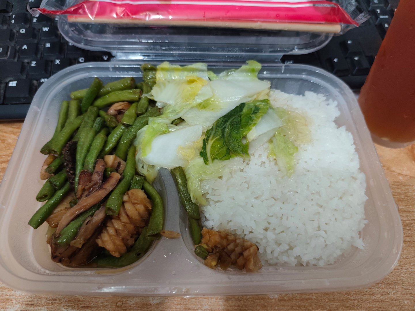 为了完成政治任务，周六日都要加班。我忙到快一点才去领盒饭，只剩鱿鱼豆角了，不禁抱