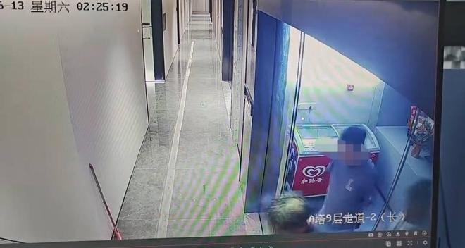 [发怒]“太离谱！”湖北武汉，四名男子从棋牌室出来，其中一人随手将烟头丢在走廊纸
