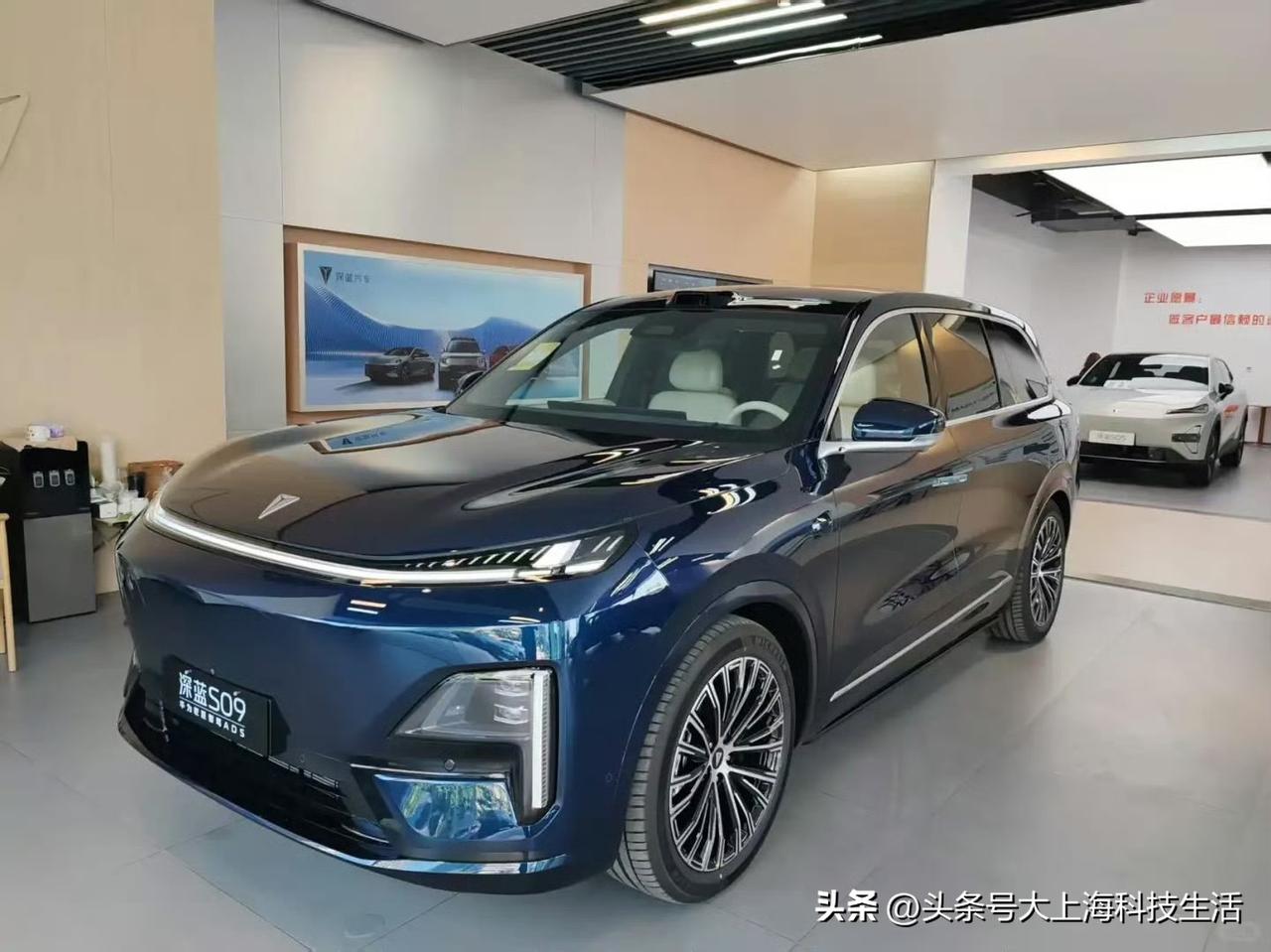 前几天开车回家就遇上这种雷霆车位了，紧靠路边，旁边还有两棵树挡着，往常我只能放弃