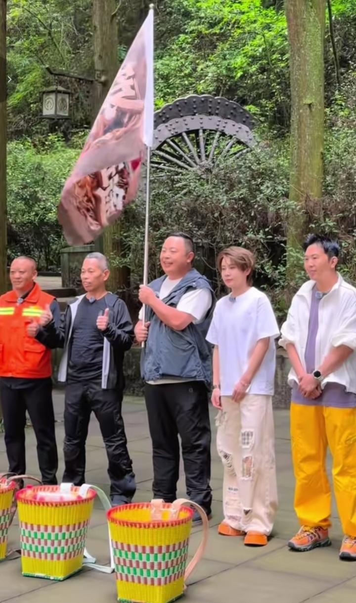 哈哈，10月17日，阎鹤祥和王蒙，牙哥等一起拍综艺巜征途》，一个相声界太子妃，一