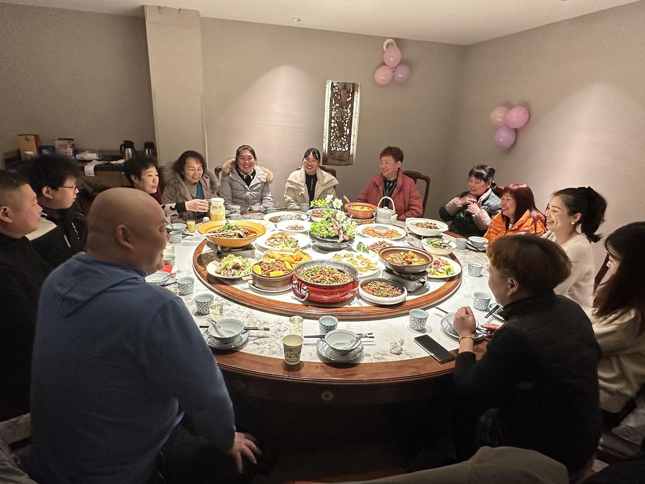 感谢员工辛勤付出，2024继续加油。团队聚餐 感谢店里每一位员工的辛苦付出，20