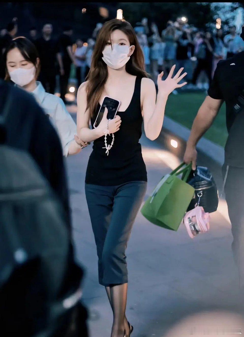 赵露思七分微喇配黑丝，这是什么时尚? ​​​