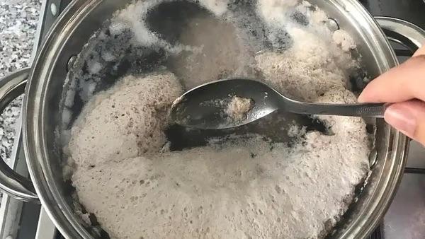 网传“煲汤撇掉浮沫能大幅降嘌呤”其实是个误区。
         汤面浮沫主要是