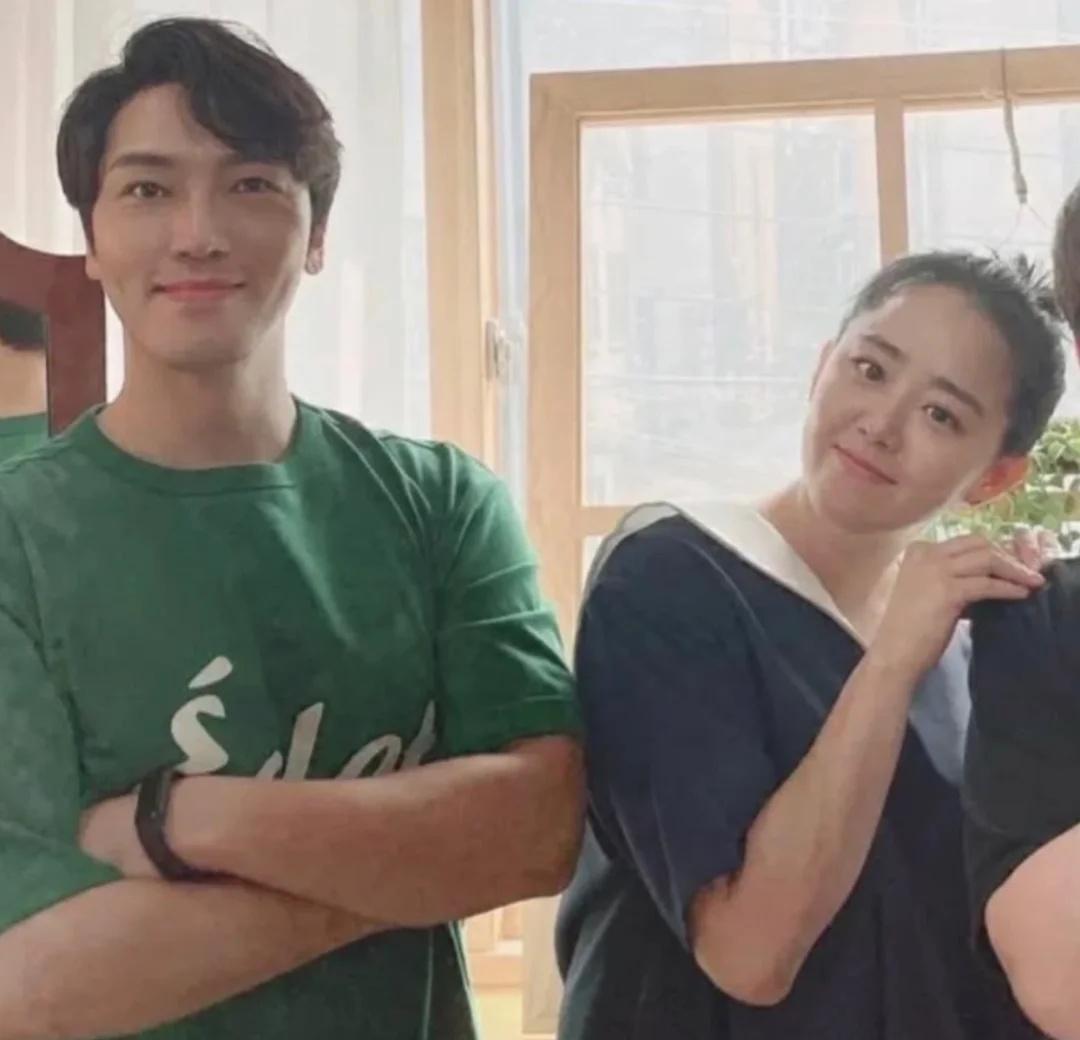 文瑾莹手写信官宣结婚，秘婚音乐剧演员
7月29日消息，演员文瑾莹 与交往多年的郑